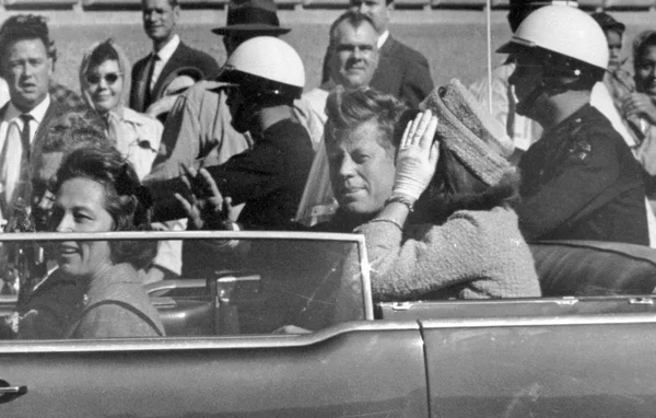 Le président John F. Kennedy et Jacqueline Kennedy dans une limousine décapotable à Dallas, peu avant l'assassinat.
