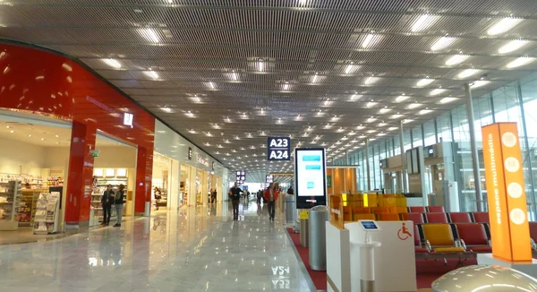 Hall intérieur de l'aéroport Paris-Orly avec zones d'attente et d'embarquement.