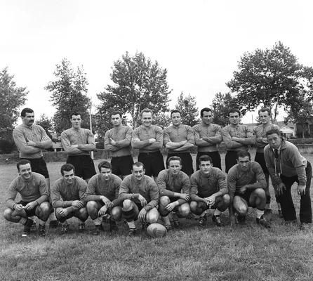 L'équipe du Stade Toulousain lors de la saison 1958-1959, photographiée sur son terrain d'entraînement le 12 octobre 1958.