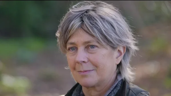 Sandrine Collette dans le Morvan, décor de son roman « Épines ».