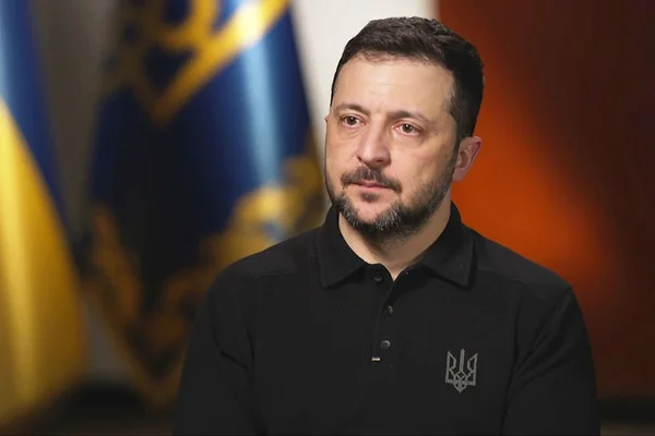 Volodymyr Zelenskyy en polo aux armoiries ukrainiennes.