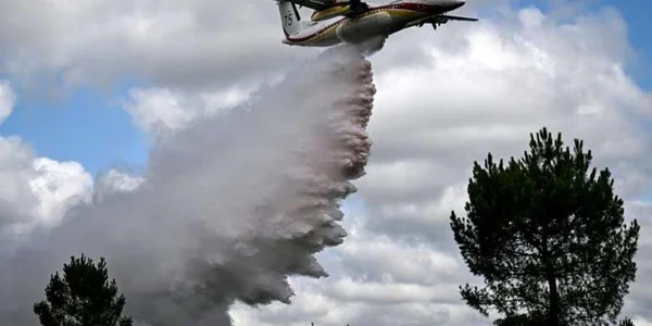 Un avion bombardier d'eau luttant contre les flammes dans le sud de la France.