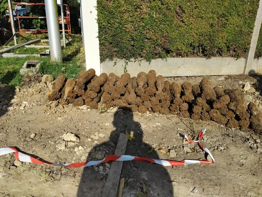 Trente bombes découvertes sur un chantier du Calvados en octobre 2025, alignées sur le sol.