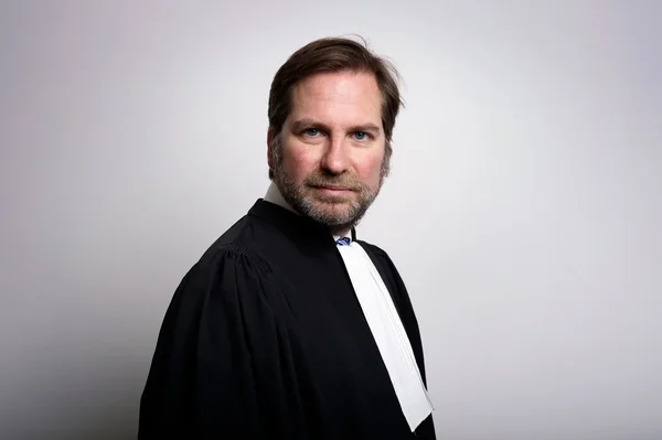 Me Patrice Spinosi en robe d'avocat.