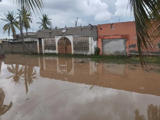 Une rue du quartier de Lomé submergée par les eaux de crue.