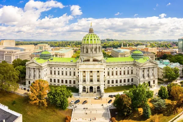 Vue aérienne du Capitole de l'État de Pennsylvanie à Harrisburg.
