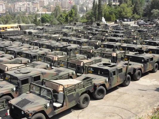 Parc de véhicules militaires de l'armée libanaise, illustrant sa capacité logistique.