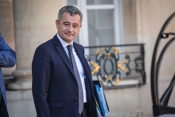Gérald Darmanin, alors ministre de la Justice, lors d'une déclaration à la presse devant un bâtiment officiel.