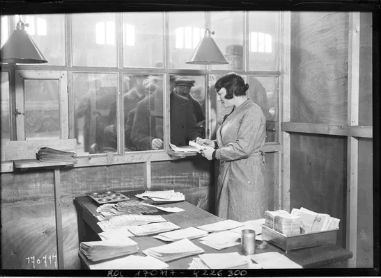 Centre de chômage à Paris, boulevard Voltaire, en mars 1933 : paiement des allocations.