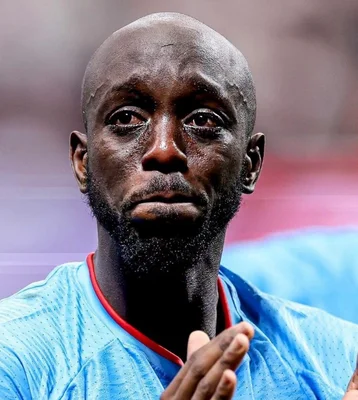 Un joueur africain en larmes après un match de Coupe du monde, symbole de la malédiction de la 86e minute.