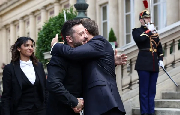 Des responsables européens s'étreignent lors d'un sommet, illustrant la coopération sur le bouclier antimissile.