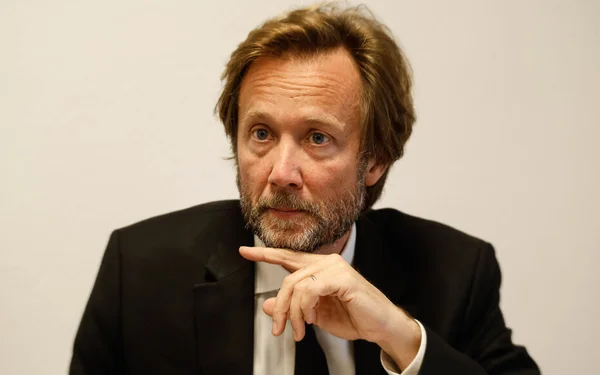 Portrait de Boris Vallaud, le menton dans la main.