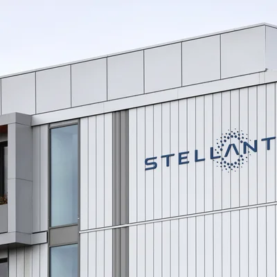 Le logo Stellantis sur la façade d'un bâtiment du site de Poissy.
