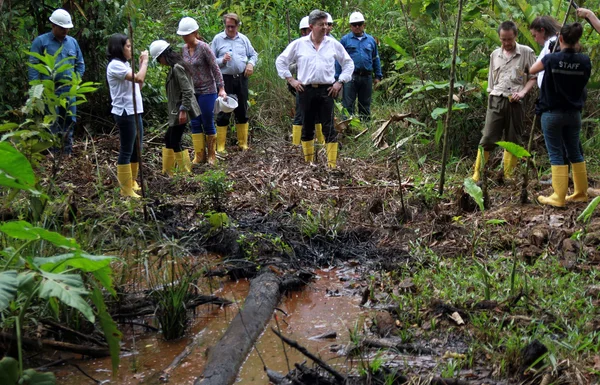 Jean-Luc Mélenchon visitant un site contaminé en Amazonie équatorienne, en 2013.