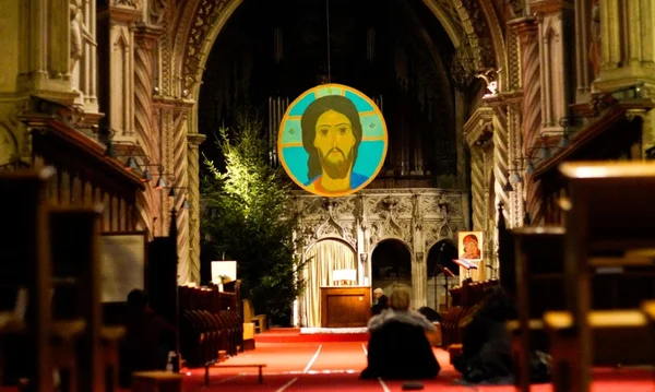 Intérieur de l'église de la communauté du Chemin Neuf, une communauté catholique mentionnée dans l'article.