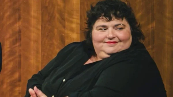 Portrait de Barbara Butch souriante.