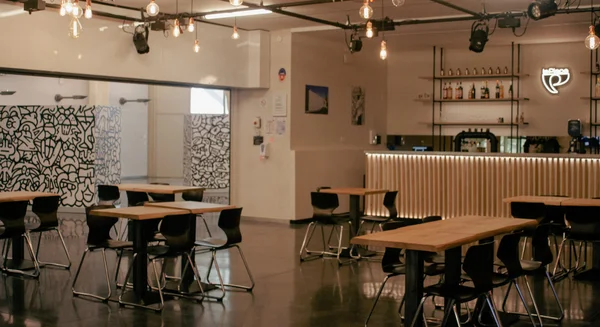 Le bar de La Place, un espace moderne et lumineux.