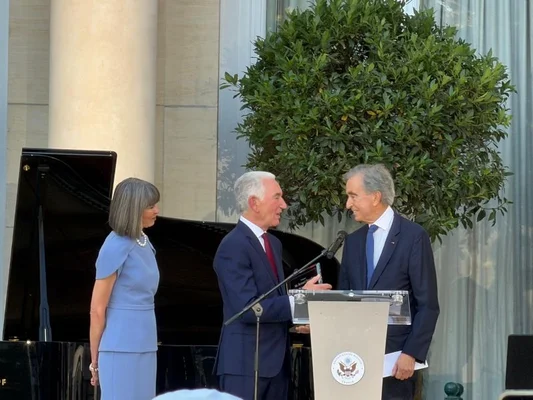 Bernard Arnault et Charles Kushner lors d'une soirée à l'ambassade américaine.
