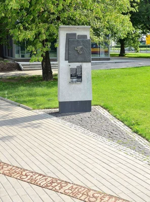 Mémorial du mur du ghetto de Varsovie, avec l'inscription 'MUR GETTA 1940 CHETTO WALL 1943' au sol.
