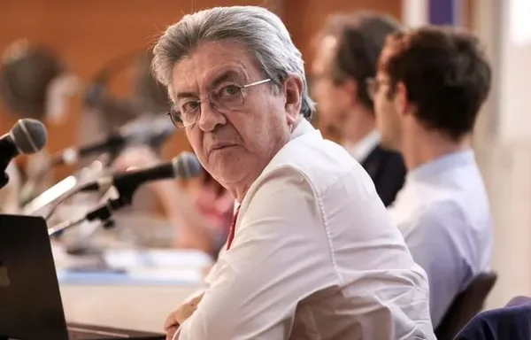 Jean-Luc Mélenchon lors d'une intervention médiatique, micros en évidence.