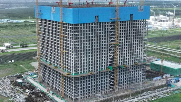 Vue aérienne d'une tour de stockage d'énergie par gravité en construction.