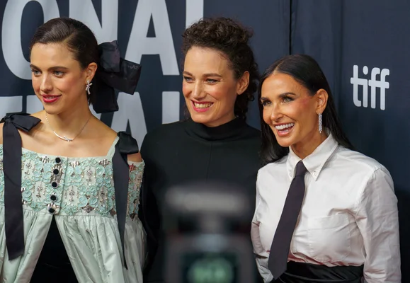 Demi Moore, Margaret Qualley et la réalisatrice Coralie Fargeat au TIFF 2024.