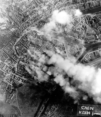 Vue aérienne des bombardements sur Caen pendant la Seconde Guerre mondiale.