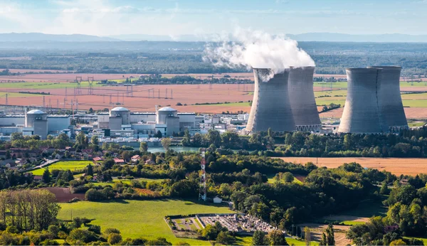 Centrale nucléaire française, symbole de l'industrie lourde et de la production d'énergie stratégique pour le pays.