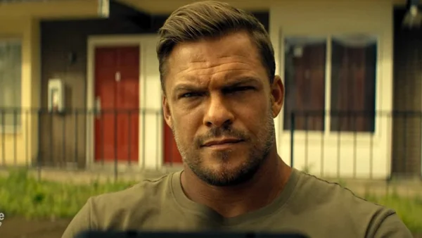 Alan Ritchson, interprète de Jack Reacher, dans une scène de la série.