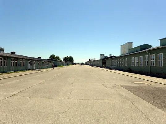 Allée principale et baraquements du camp de concentration de Mauthausen, en Autriche.