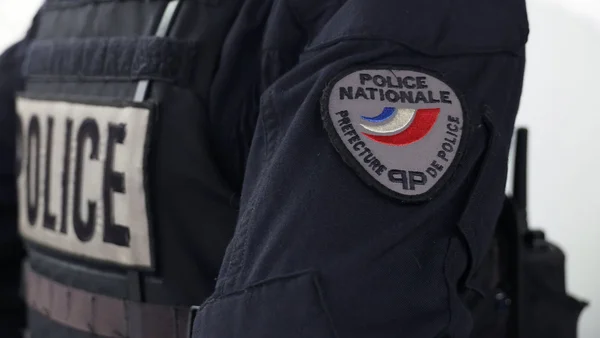 Un policier national en tenue d'intervention, présent dans le cadre de l'enquête sur les menaces.