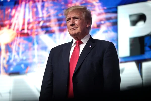 Donald Trump s'exprimant lors du 'Rally to Protect Our Elections' à Phoenix, Arizona.