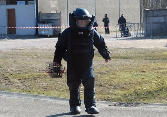 Des policiers près d'un fourgon de police lors de l'opération à Sarcelles.
