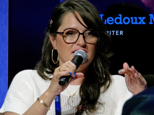 Dana Ledoux Miller, l'une des réalisatrices et scénaristes de Vaiana 2, en pleine discussion à la D23 2024.