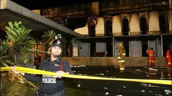 Un policier sécurise le périmètre après l'incendie d'une boîte de nuit à Bangkok en 2008.