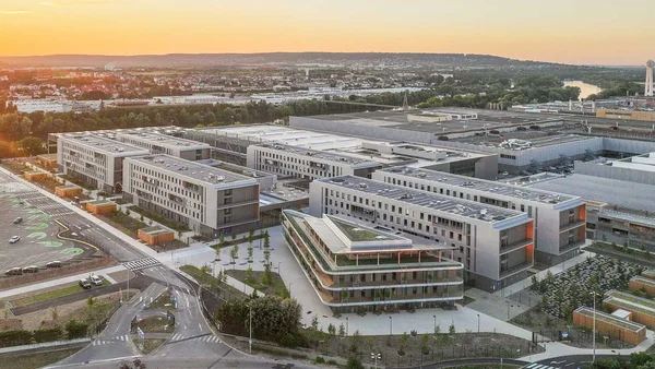 Vue aérienne du grEEn-campus Stellantis à Poissy, symbole de la reconversion du site.