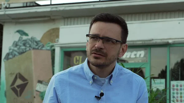 Ilia Iachine, critique du Kremlin, interviewé devant un bâtiment à Moscou.