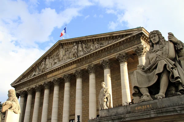 Le Palais Bourbon vu depuis le jardin, avec la statue de Colbert.