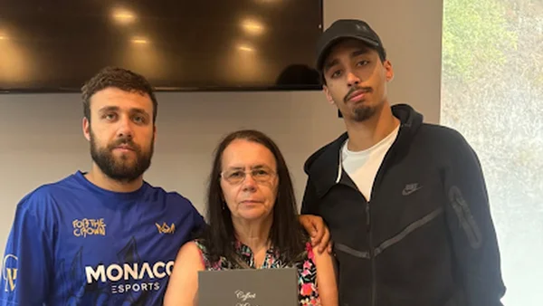 Scène de remise de certificat avec des membres de la communauté esport.