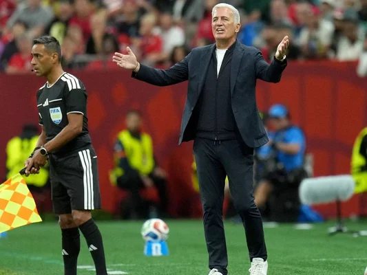 Vladimir Petkovic, sélectionneur de l'Algérie, gesticulant sur la touche lors du match contre la Suisse.