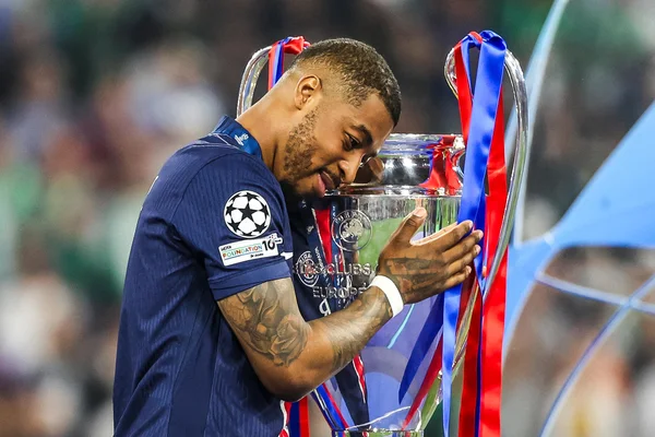 Presnel Kimpembe embrasse la coupe aux grandes oreilles après le sacre du PSG en Ligue des champions