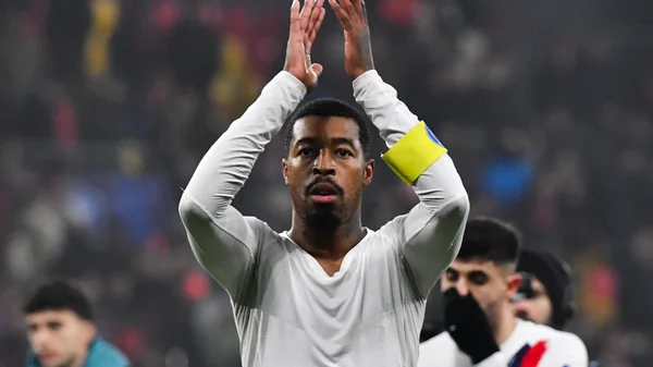 Presnel Kimpembe, capitaine du PSG, salue les supporters lors de son dernier match