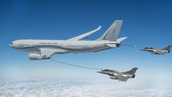 Airbus A330 MRTT ravitaillant deux Rafale de l'armée de l'air française.