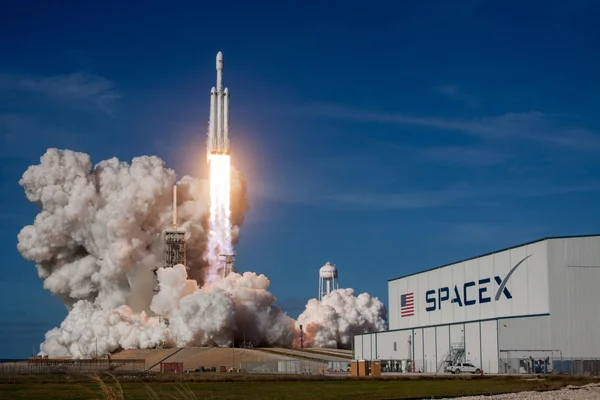 Décollage d'une fusée SpaceX Falcon Heavy lors d'un lancement inaugurant l'ère des satellites Starlink V3.