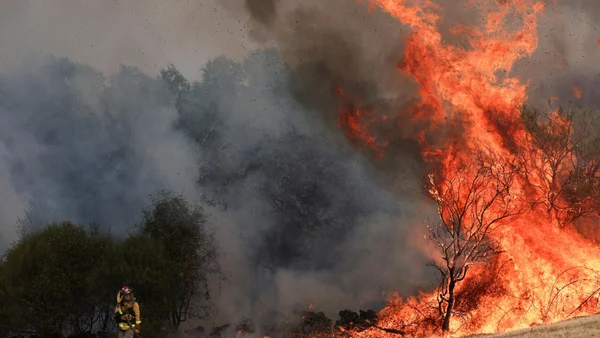 Pompier surveillant un incendie géant lors de la vague de chaleur en Espagne.
