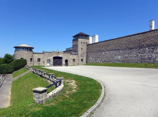Entrée du camp de concentration de Mauthausen, site de l'ancien camp nazi.