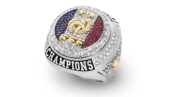 Gros plan de la bague de champion du monde 2018 remise aux joueurs français.