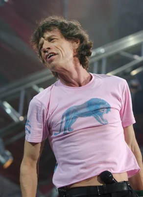 Mick Jagger sur scène au stade San Siro de Milan, Italie, le 10 juin 2003.
