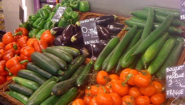 Étal de légumes de saison avec prix affichés, indiquant une provenance française.