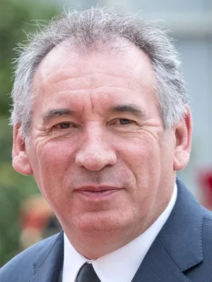François Bayrou, portrait rapproché en extérieur.